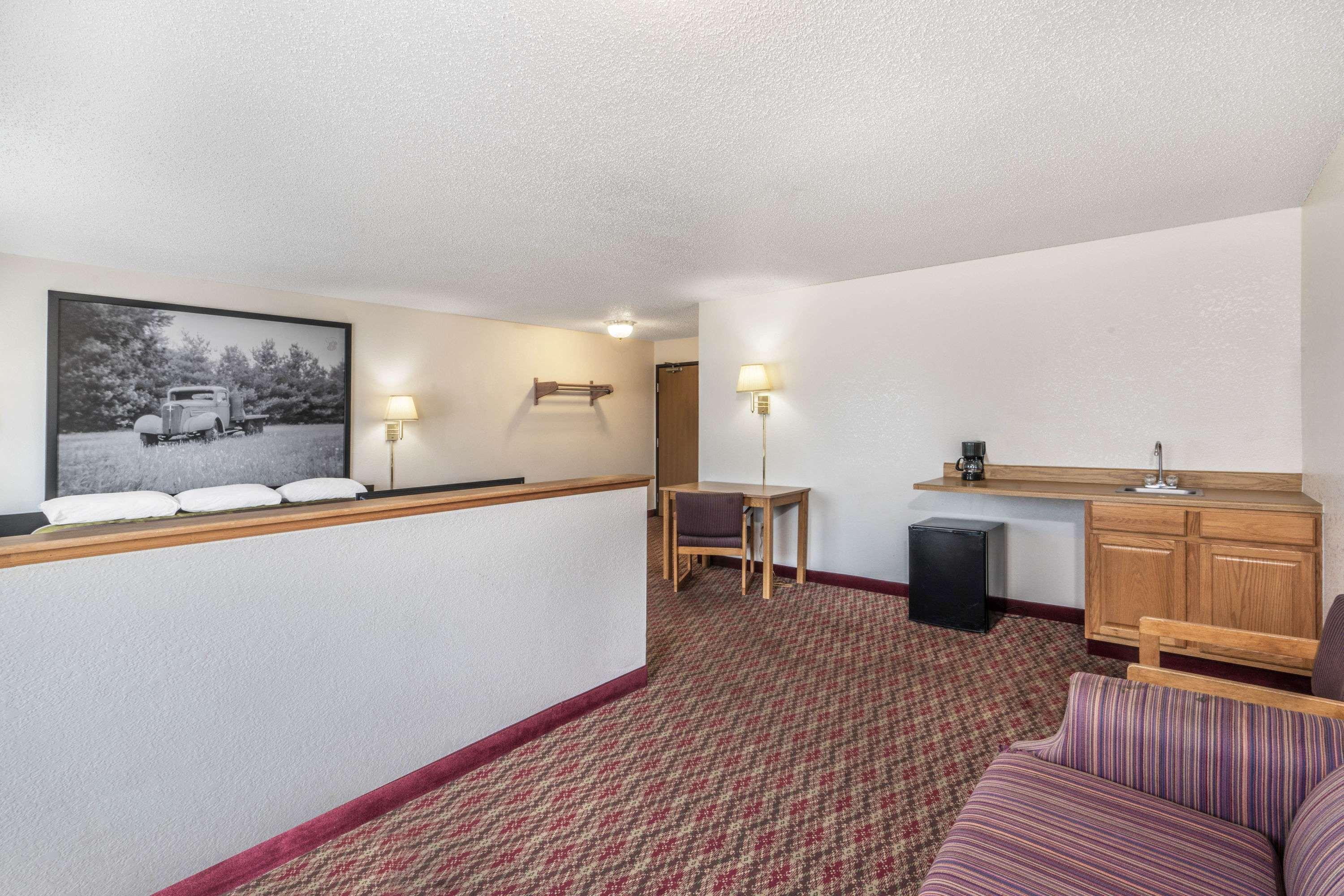 Hotel Super 8 By Wyndham Fountain Exterior foto